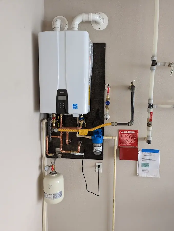 Professional plumber installing copper piping in a El Paso de Robles (Paso Robles) home